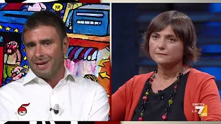 Botta e risposta Serracchiani-Di Battista: "Noi ai banchetti nei mercati", "Prende 15 mila euro ...