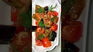 Салат из помидоров и жареных баклажанов. Вкусно и быстро.