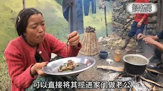 女人有三个非常宠爱她的丈夫，因为妻子爱吃鸡蛋，还帮鸡鸭铺上