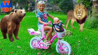 Влог Прогулка на Велосипеде Хелло Китти в ЗООПАРК для детей с куклой Беби Бон
