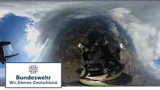 360 Grad – Fallschirmjäger der Bundeswehr im Freifallsprung mit kurzer Freiflugphase