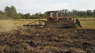 Важка оранка! Старий ДТ-75 все зможе. Працюємо на перемогу.