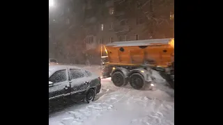 В снегопад снегоуборщик машины выехали чистить дорогу.Молодцы. Саратов. Заводской район.