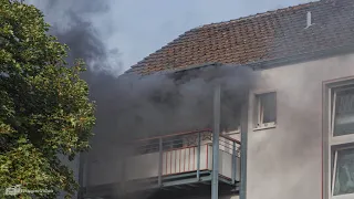 Wohnung in Vollbrand: Feuerwehr rettet Frau mit Drehleiter bei Brand in Köln-Kalk | 23.09.2021