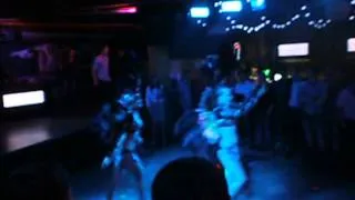 Девушки танцуют бразильские танцы в клубе (Brazilian girls dancing dancing in the club)