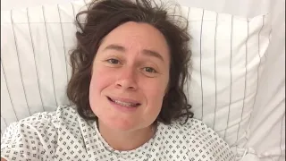 Sabine Fischmann singt für Dr. Ermis nach ihrer Operation im Krankenhausbett.