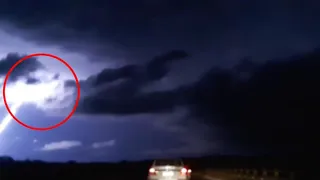 Misterio por una sombra que se mueve en una nube durante la tormenta