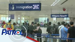 Binagong travel requirements para sa mga paalis ng Pilipinas dinepensahan | TV Patrol