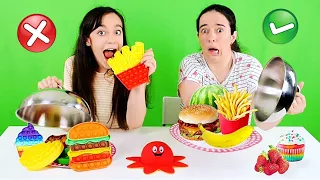 POP IT vs COMIDA DE VERDADE ★ Desafio Não Pegue o Prato Errado de Fidget Toys com ajuda do Polvino