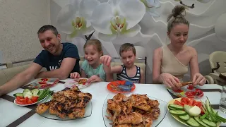 МУКБАНГ ПЕРВЫЙ ШАШЛЫК НА УГЛЯХ В 2022 ГОДУ | MUKBANG IS THE FIRST BARBECUE ON COALS