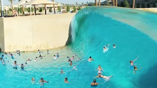 Una ola gigante se trago a todos en la piscina...😰