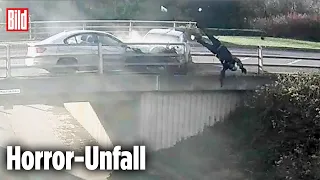 Motorradfahrer fliegt von Brücke