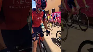 Geraint Thomas maglia rosa del giro d’Italia si ferma per un pezzo di nastro sul copertone #shorts