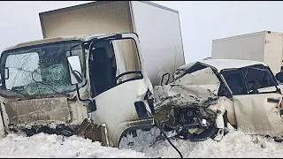 «Жигули» вынесло на встречку: три человека разбились в ДТП с грузовиком в Омской области