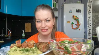 МУКБАНГ ТЕФТЕЛИ КУРИНЫЕ РУЛЕТИКИ С СЫРОМ ПЮРЕ ОВОЩНОЙ САЛАТ/MUKBANG ASMR ЕДА ОБЖОР