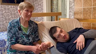 Fiul i-a rămas paralizat, după ce medicii i-au scos măduva spinării la naștere. 29 de ani, la pat
