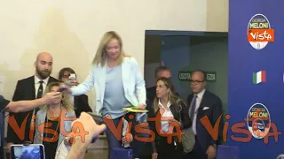 Elezioni 2022, l’ovazione per l'arrivo di Giorgia Meloni al comitato elettorale di Fratelli d’Italia