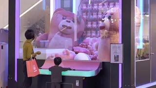 [PRANK] Giant Pink Bear Scare The People Prank  |  Claw Machine