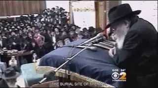 Thousands Jews Gather To Pay Respects To Rabbi Menachem Mendel Schneerson Lubavitcher Rebbe