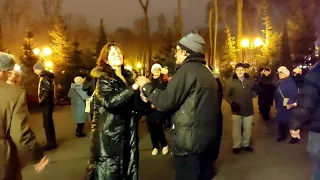 СТЕРПИТСЯ ДА СЛЮБИТСЯ, А ПЕЧАЛЬ ЗАБУДЕТСЯ!💃🕺👍/ТАНЦЫ В ПАРКЕ ГОРЬКОГО ХАРЬКОВ ДЕКАБРЬ 2021