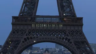 IVG: "scintillement spécial" de la tour Eiffel au moment du vote au Congrès | AFP Images