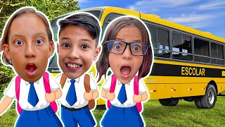 MC Divertida e Histórias sobre Escola com seus amigos | Funny Stories for kids with Maria Clara