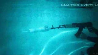 Выстрел из автомата Калашникова под водой!