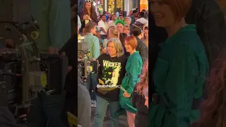 Cynthia Nixon & Rosie O’Donnell Filming ‘And Just Like That’ in Times Square 🎬🥰