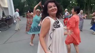 С розою красивою Счастливые минуты в парке Горького Харьков1