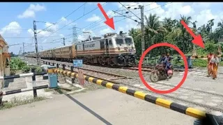 Super fast Howrah intercity Express DANGEROUS Crossing Balagarh Railgate