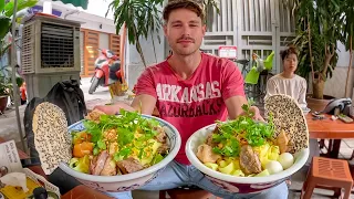 Foreigner shows me how to eat like a local Vietnamese