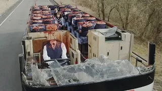 The Girl Saw the People on the Bus Cut in Two by a Wind Makes Her Life Cascades into Chaos