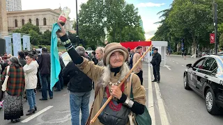 Тбилиси и тбилисцы! Колоритная дама в центре города.