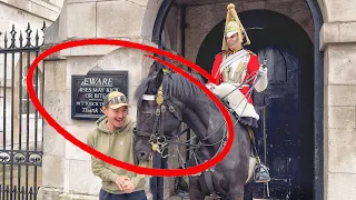 Man Disrespect the King’s Guard and ARNIE the Horse Sunk Her Teeth in His Shoulders