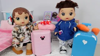 Baby Alive Abby Packing her suitcase for Vacation