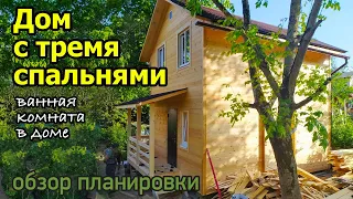 Дом 5 на 6 в полтора этажа. Проект и планировка каркасного дома с тремя спальнями и ванной комнатой