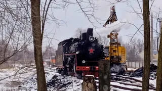 Паровоз ФД20-2109 загружается углём.