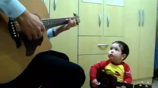 Garoto Canta com o Pai Don`t Let Me Down dos Beatles.