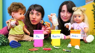 Baby Born bebekler çöpleri geri dönüşüm kutularına atıyor. Çocuklar için eğitici video