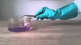 Chemie Experiment 22 - Natrium und Wasser (2) [mit Phenolphtalein]