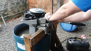 Motor Evinrude 15hp. Parece Normal Más à Bomba De Combustível Está Com Defeito.