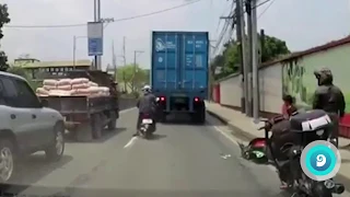 Video: Motociclista cayó y la rueda de un camión le pisó la cabeza