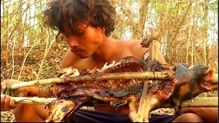 Жаренная свинья на вертеле - Охота в лесу с копьем  (HD)