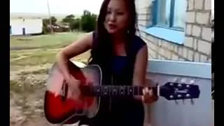 Казашка красиво поет под гитару