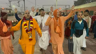 Welcoming His Holiness Bhakti Vikas Swami @ Khurda Road Station, Bhubaneswar, Odisha