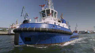 THE TUGBOAT: THE CREW MANOEUVRES