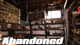 ABANDONED House - EVERYTHING Left Behind ! Old Collectors House