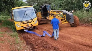 PATROL PUXANDO CAMINHÃO MUCK E ÔNIBUS ESCOLAR ATOLADOS/Motoniveladora/Patrola/Road Grader.