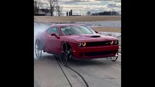 (Dodge Challenger) - Разгон до 200 км/ч на колесах из колесницы