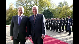 Military honours for Finland's president at the Villa Hammerschmidt in Bonn